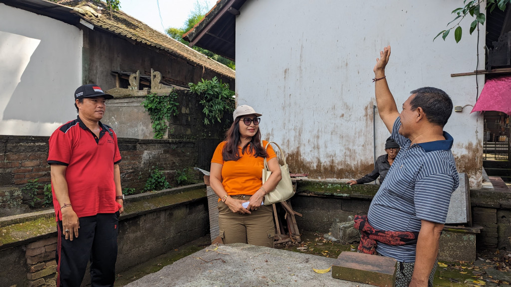 Perbekel Desa Abiansemal Dauh Yeh Cani Dampingi BPBD Kabupaten Badung Verifikasi Bangunan Terdampak Bencana di Pura Dalem Sangsi
